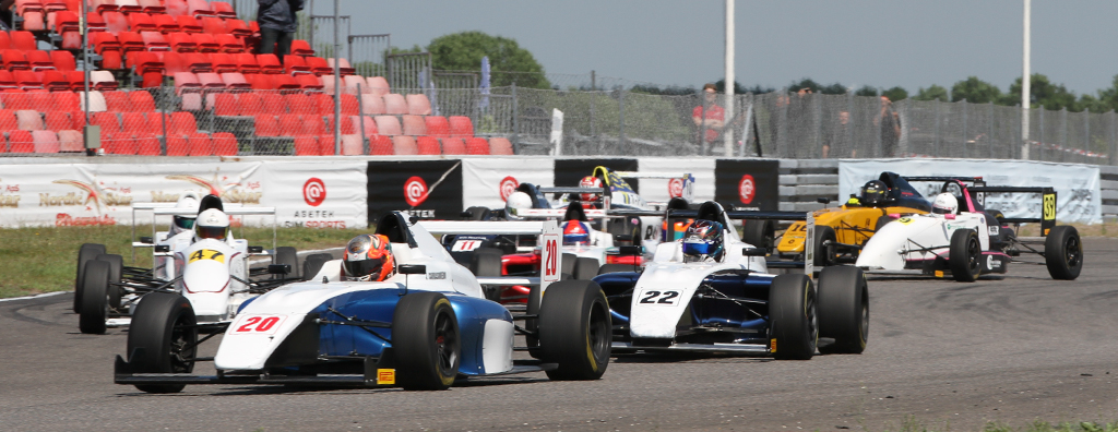 Talentklassen Formel 4 er i denne sæson domineret af de udenlandske kørere Jesse Carrasquedo Jr og Emerson Jr. Fittipaldi. I Formel 5 er det Mads Hoe der ligger i spidsen.
(Foto: Motorsporten.dk)